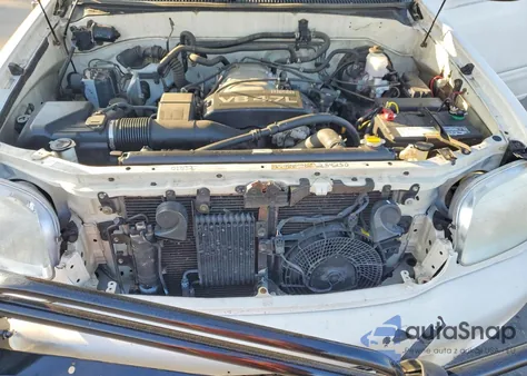 2002 Toyota Sequoia Limited z USA, uszkodzony, nr VIN 5TDBT48A32S104082